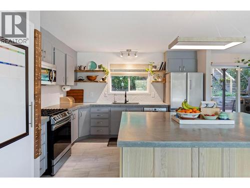 1525 Hollywood Road S, Kelowna, BC - Indoor Photo Showing Kitchen