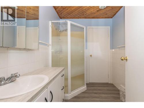 5246 Mayfair Road Se, Salmon Arm, BC - Indoor Photo Showing Bathroom