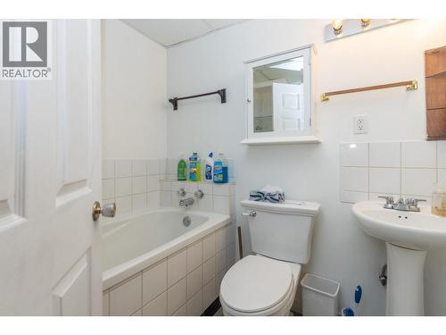 5246 Mayfair Road Se, Salmon Arm, BC - Indoor Photo Showing Bathroom