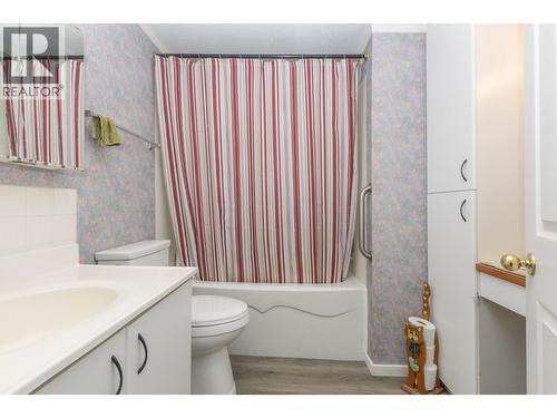5246 Mayfair Road Se, Salmon Arm, BC - Indoor Photo Showing Bathroom