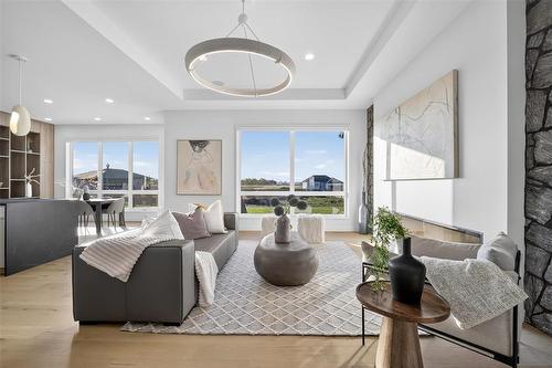 19 Ash Cove, Headingley, MB - Indoor Photo Showing Living Room