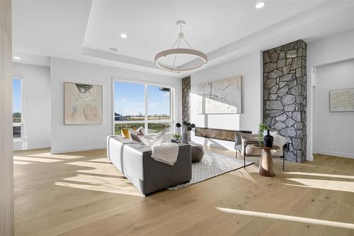 19 Ash Cove, Headingley, MB - Indoor Photo Showing Living Room