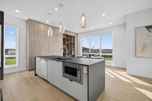 19 Ash Cove, Headingley, MB - Indoor Photo Showing Kitchen With Double Sink