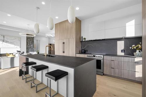 19 Ash Cove, Headingley, MB - Indoor Photo Showing Kitchen With Upgraded Kitchen