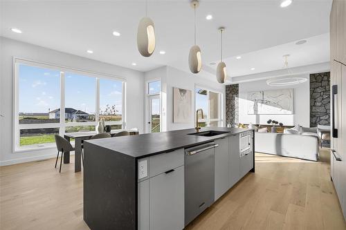 19 Ash Cove, Headingley, MB - Indoor Photo Showing Kitchen