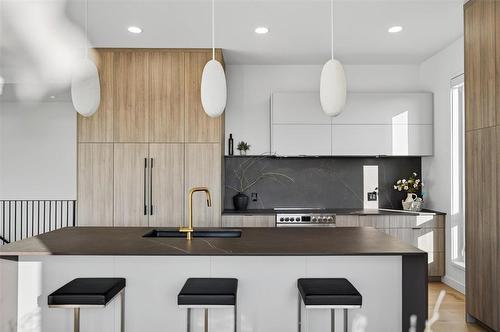 19 Ash Cove, Headingley, MB - Indoor Photo Showing Kitchen With Upgraded Kitchen