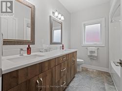 main floor 5 pc bathroom - 