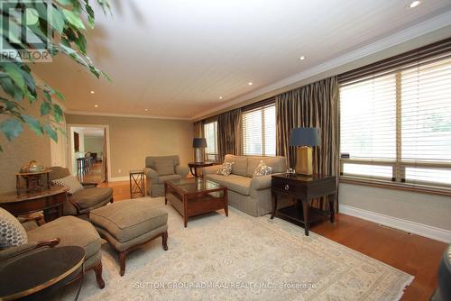 91 Forest Grove Drive, Toronto, ON - Indoor Photo Showing Living Room