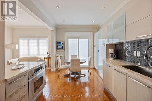 140 Kingsbridge Circle, Vaughan, ON - Indoor Photo Showing Kitchen With Upgraded Kitchen