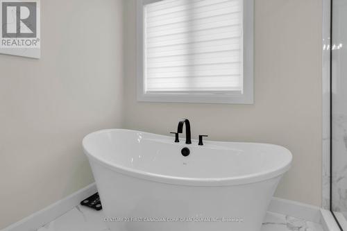 7251 Silver Creek Circle, London South (South V), ON - Indoor Photo Showing Bathroom