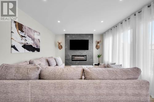7251 Silver Creek Circle, London South (South V), ON - Indoor Photo Showing Living Room With Fireplace