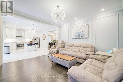 41 Mynden Way, Newmarket, ON - Indoor Photo Showing Living Room