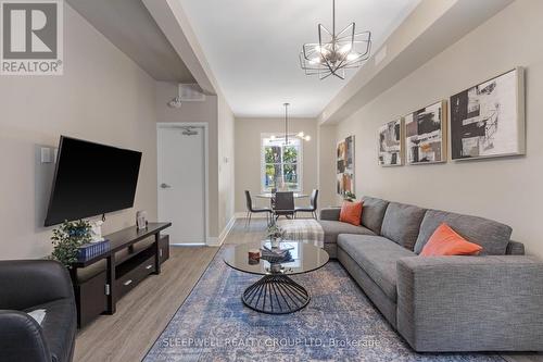 80 Nelson Street, Ottawa, ON - Indoor Photo Showing Living Room