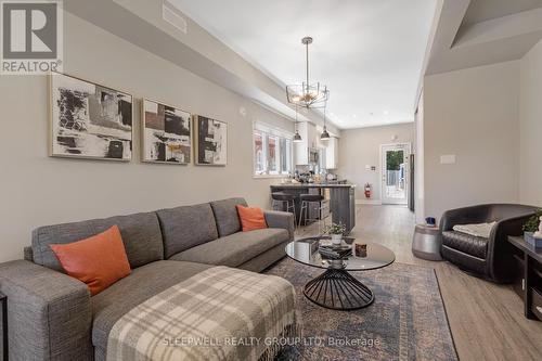 80 Nelson Street, Ottawa, ON - Indoor Photo Showing Living Room