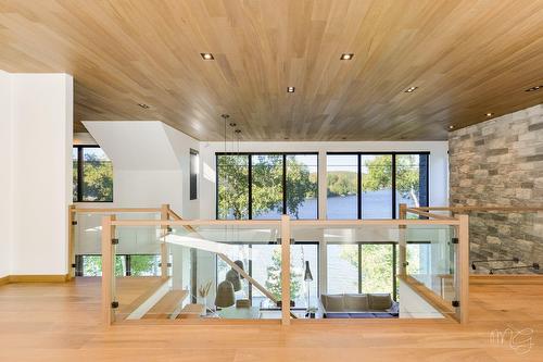 Hall d'entrée/Vestibule - 140 Ch. Hunter, Saint-Hippolyte, QC - Indoor Photo Showing Other Room