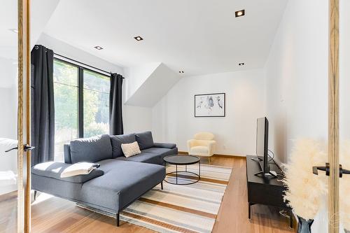 Salle de jeux - 140 Ch. Hunter, Saint-Hippolyte, QC - Indoor Photo Showing Living Room