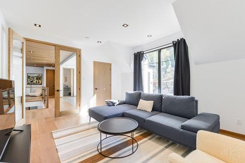 Salle de jeux - 140 Ch. Hunter, Saint-Hippolyte, QC - Indoor Photo Showing Living Room