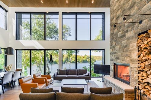 Salon - 140 Ch. Hunter, Saint-Hippolyte, QC - Indoor Photo Showing Living Room With Fireplace