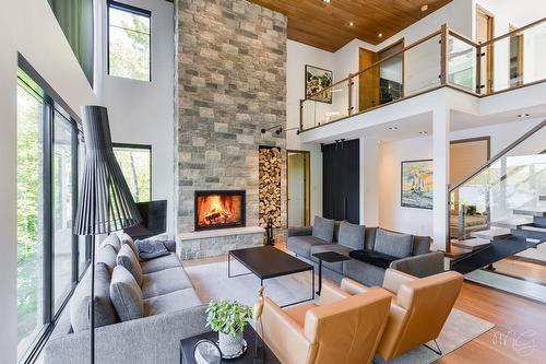Salon - 140 Ch. Hunter, Saint-Hippolyte, QC - Indoor Photo Showing Living Room With Fireplace