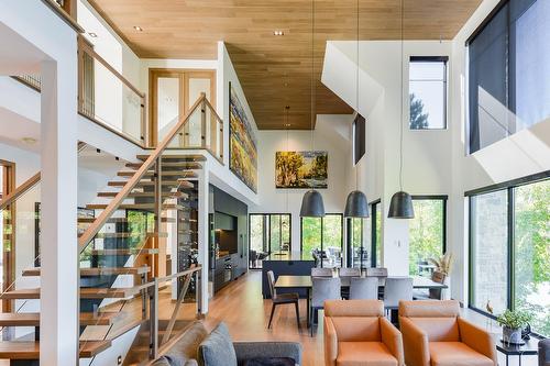 Salon - 140 Ch. Hunter, Saint-Hippolyte, QC - Indoor Photo Showing Other Room