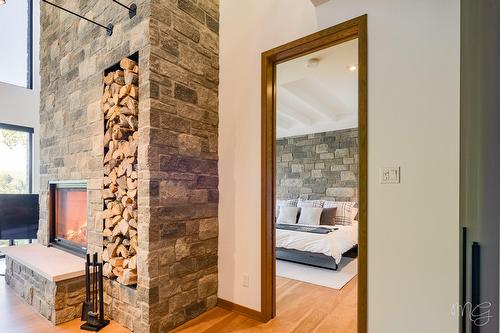 Salon - 140 Ch. Hunter, Saint-Hippolyte, QC - Indoor Photo Showing Other Room