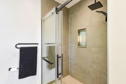 Salle de bains attenante à la CCP - 140 Ch. Hunter, Saint-Hippolyte, QC - Indoor Photo Showing Bathroom