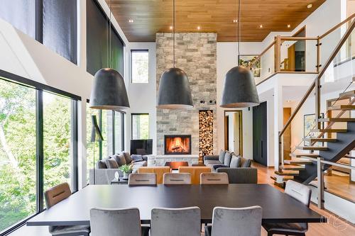 Salle à manger - 140 Ch. Hunter, Saint-Hippolyte, QC - Indoor Photo Showing Dining Room With Fireplace