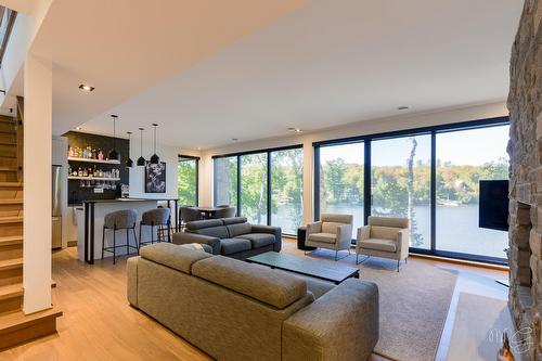 Salle familiale - 140 Ch. Hunter, Saint-Hippolyte, QC - Indoor Photo Showing Living Room