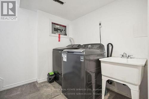 256 Zelda Crescent, Richmond Hill, ON - Indoor Photo Showing Laundry Room