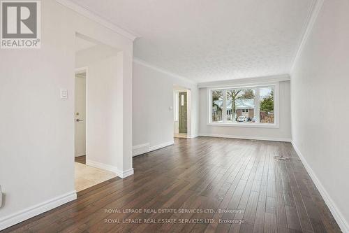 256 Zelda Crescent, Richmond Hill, ON - Indoor Photo Showing Living Room
