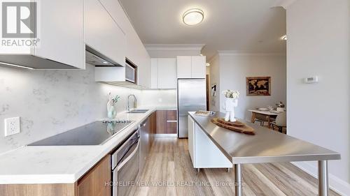 Ph15 - 25 Water Walk Drive, Markham, ON - Indoor Photo Showing Kitchen With Upgraded Kitchen