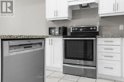 32 Alayche Trail, Welland, ON - Indoor Photo Showing Kitchen