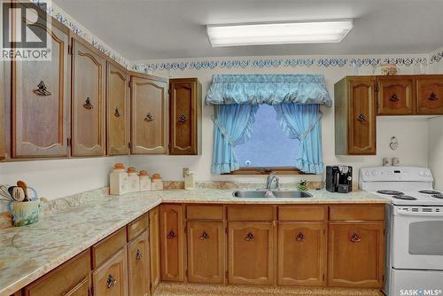 524 6Th Avenue E, Assiniboia, SK - Indoor Photo Showing Kitchen With Double Sink