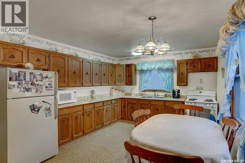524 6Th Avenue E, Assiniboia, SK - Indoor Photo Showing Kitchen With Double Sink