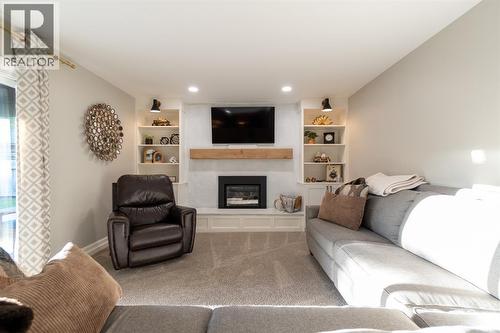 2577 Kaymar Crescent, Sarnia, ON - Indoor Photo Showing Living Room With Fireplace