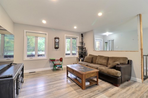Salon - 672 Ch. Du Poisson-Blanc, Denholm, QC - Indoor Photo Showing Living Room