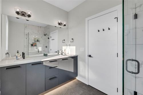 101-1001 Antler Drive, Penticton, BC - Indoor Photo Showing Bathroom