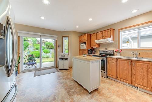 125-4035 Gellatly Road, West Kelowna, BC - Indoor Photo Showing Kitchen