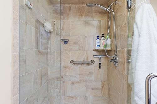 201-2455 Quail Ridge Boulevard, Kelowna, BC - Indoor Photo Showing Bathroom