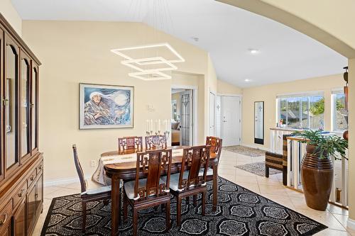 201-2455 Quail Ridge Boulevard, Kelowna, BC - Indoor Photo Showing Dining Room