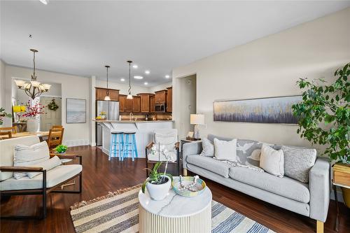 3871 Sonoma Pines Drive, West Kelowna, BC - Indoor Photo Showing Living Room