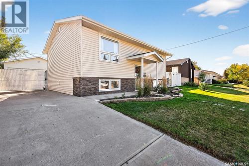 1519 Grandview Street W, Moose Jaw, SK - Outdoor