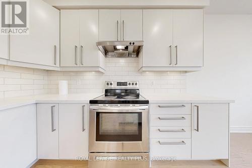 5371 Tenth Line W, Mississauga, ON - Indoor Photo Showing Kitchen With Upgraded Kitchen