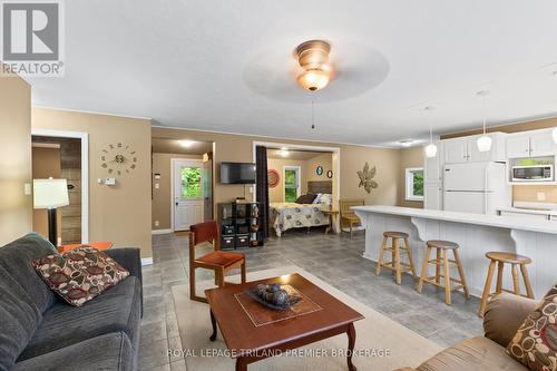 7710 Clayton Street, Lambton Shores (Port Franks), ON - Indoor Photo Showing Living Room