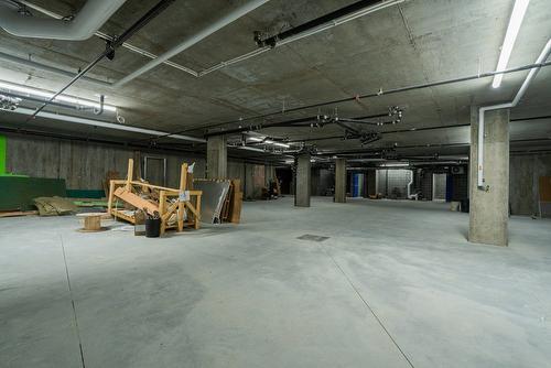 Garage - 205-8945 Boul. Viau, Montréal (Saint-Léonard), QC - Indoor Photo Showing Garage