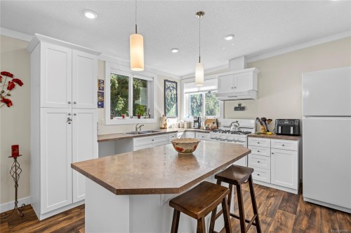 2180 South Lake Rd, Qualicum Beach, BC 