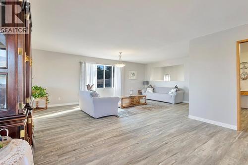 3795 Salloum Road, West Kelowna, BC - Indoor Photo Showing Living Room