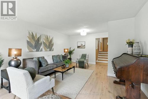 1423 Thornton Road, Burlington, ON - Indoor Photo Showing Living Room