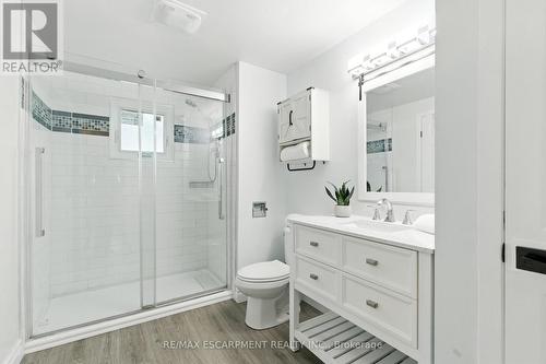 1423 Thornton Road, Burlington, ON - Indoor Photo Showing Bathroom