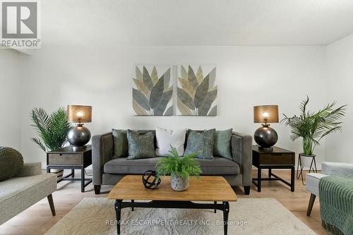 1423 Thornton Road, Burlington, ON - Indoor Photo Showing Living Room
